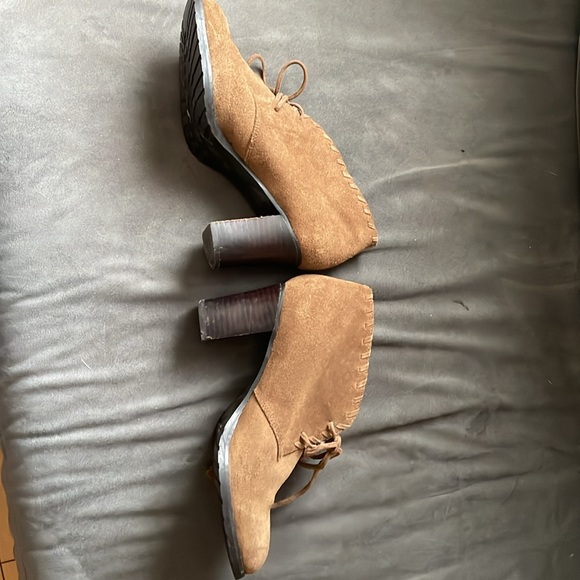 Fabulous Ralph Lauren Caramel Suede Stacked Heels, 6.5 - They Match Everything! - Picture 3 of 8